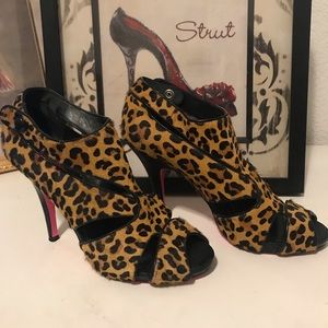 Betsey Johnson Leopard Shootie! Hot!